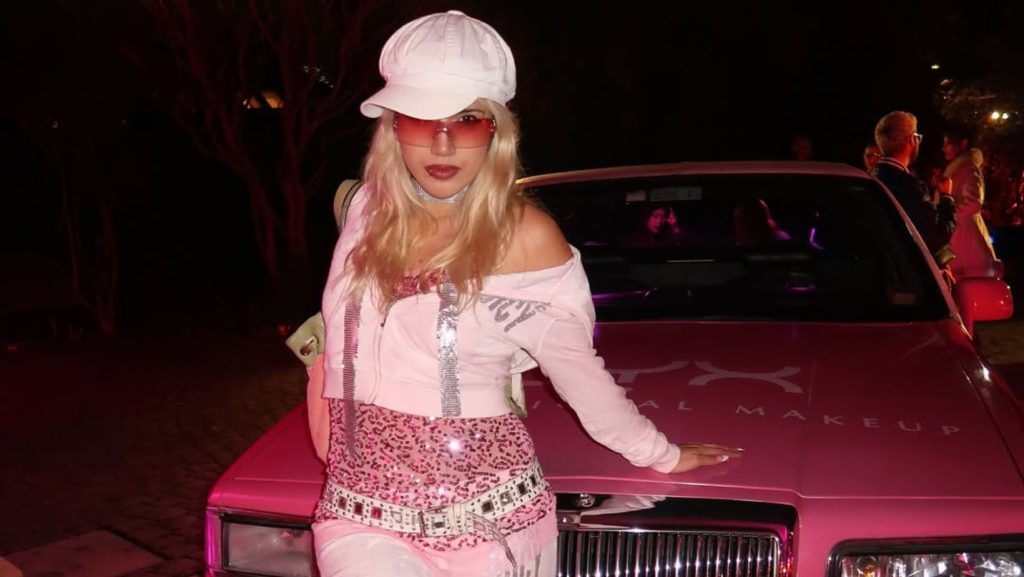 Influencer chilena Pali Paloma usando outfit de estilo Y2K rosado con brillos.