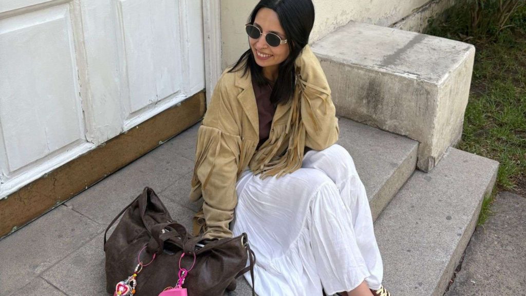 Influencer chilena usando outfit Boho Chic. Imagen del instagram @ferfloressilva. Permiso de uso entregado por la influencer.