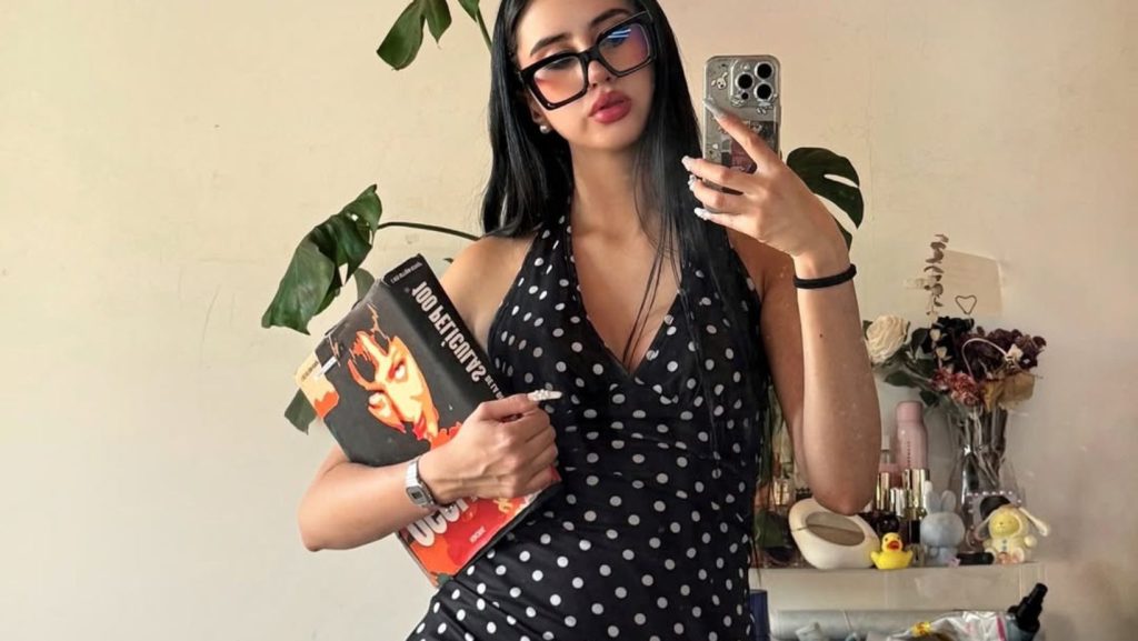 Influencer chilena usando vestido con lunares. Imagen del Instagram @acsaboo. Permiso de uso entregado por la influencer.
