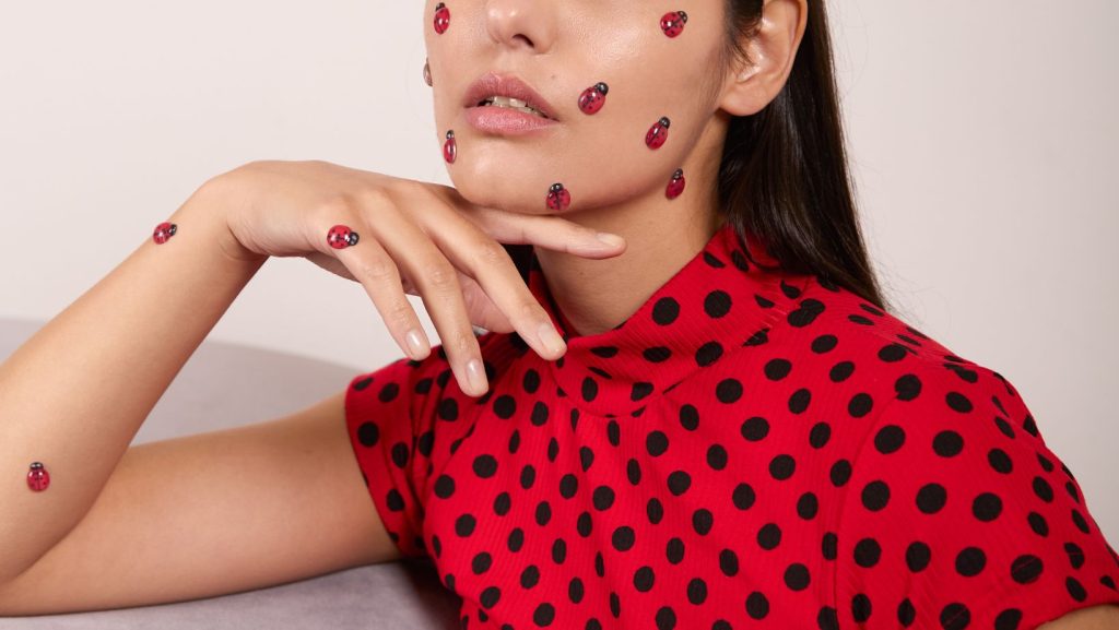 Modelo usando prenda Quappe. Diseño nacional. Permiso de uso entregado por la diseñadora.