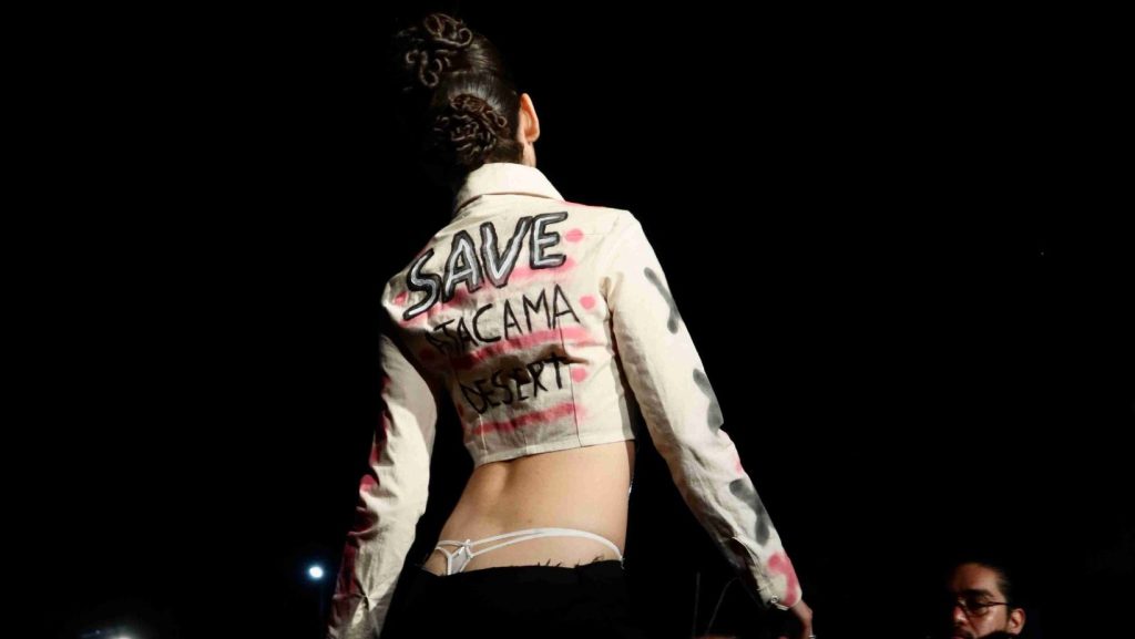 Desfile Slow Fashion Week 2023. Modelo con chaqueta upcycled. Imagen propia de Blog de Cero.