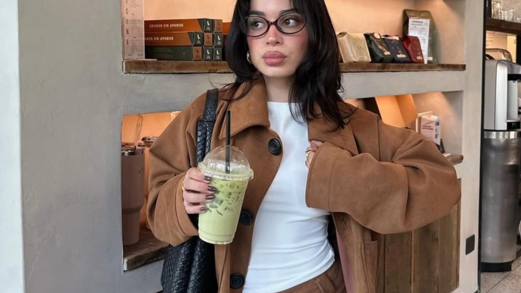 Influencer chilena usando color Mocha Musse, tendencia de la Copenhagen Fashion Week. Imagen del Instagram @floraliawhite. Permiso de uso entregado por la influencer.
