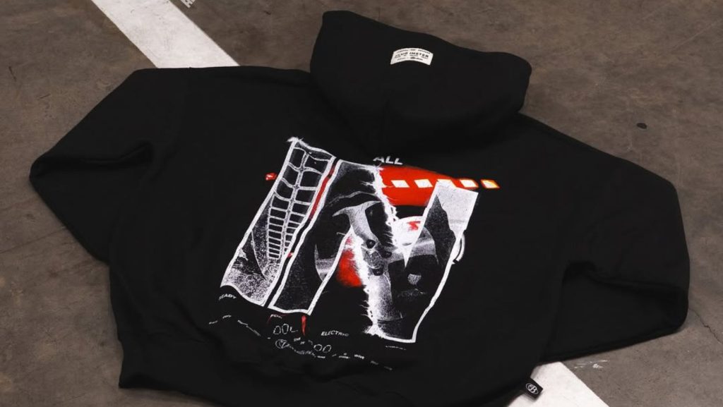 Detalle trasera del polerón de la marca Bo Collection en colaboración con Hyundai. Polerón en el piso de un estacionamiento. Imagen del Instagram @bocollectionmen. Permiso de uso entregado por el diseñador.