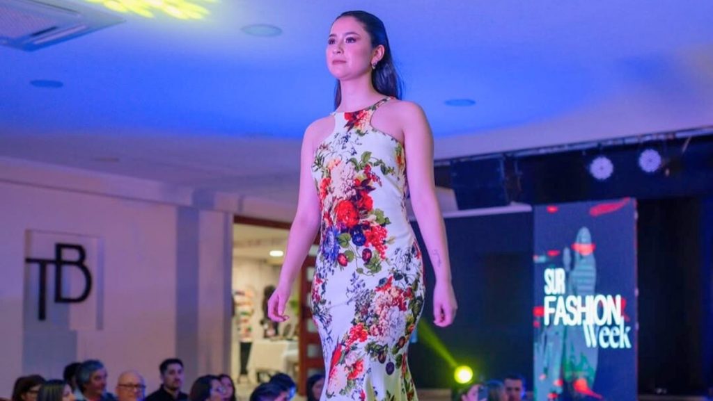 Imagen de Sur Fashion Week, representando la Ice Fashion Week en Chillán. Imagen del Instagram @surfashionweek. Permiso de uso entregado por el dueño de la cuenta.