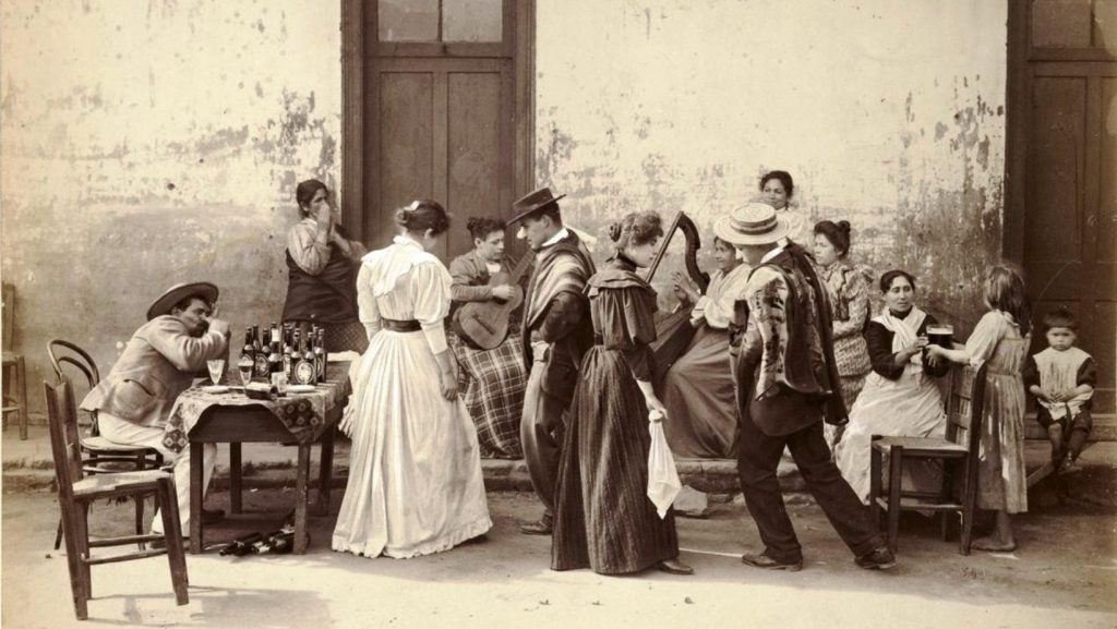 Imagen de época. Hombres y mujeres usando traje típico chileno en una calle de Lo Barnechea. Imagen de archivo digital de dominio público.