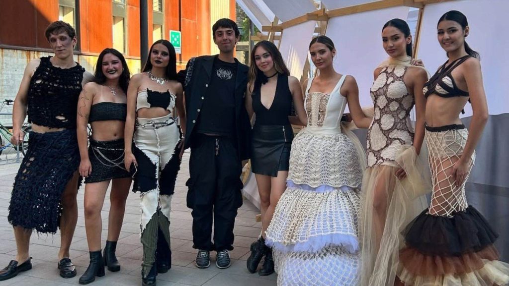 Modelos con diseñadores representando a Chile Fashion Fest. Imagen de @jalburque y @antonio_avila_ph. Cedida por FChile Fashion Week.
