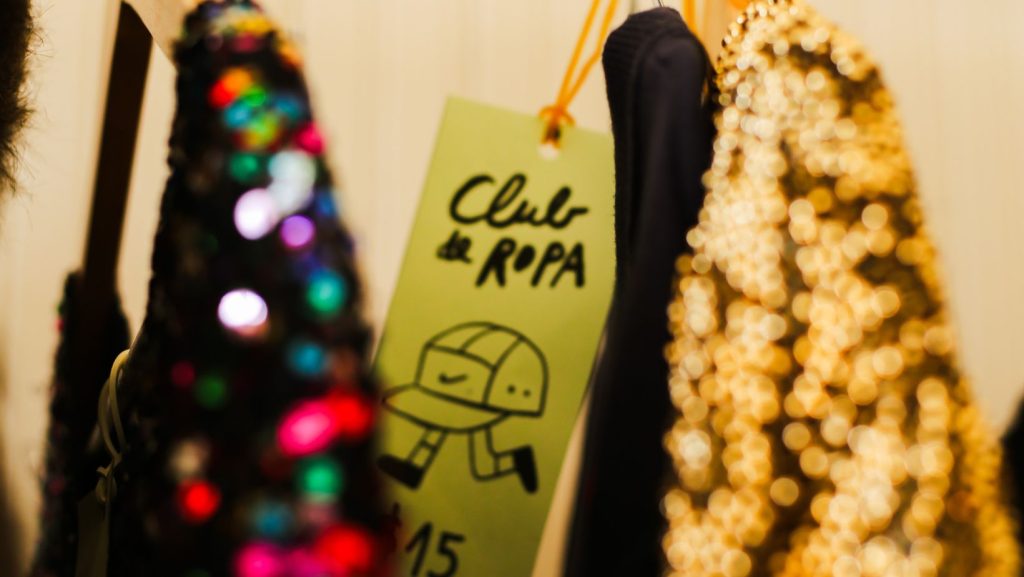 Close up de etiqueta de Club de Ropa en prendas vintage. Estilo retro. Imagen de Club de Ropa. Permiso de uso entregado por Director Creativo del evento.