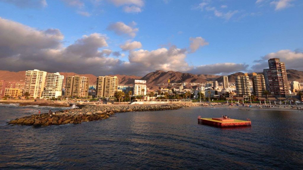 Imagen estilo postal de Antofagasta, Chile. Representando el Fashion Atelier Antofagasta 2025. Imagen con licencia Getty Images.