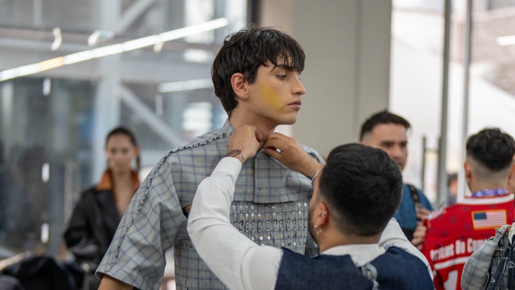 Modelo en backstage de Vestir el Ser 2024. Imagen cedida por UNAB.