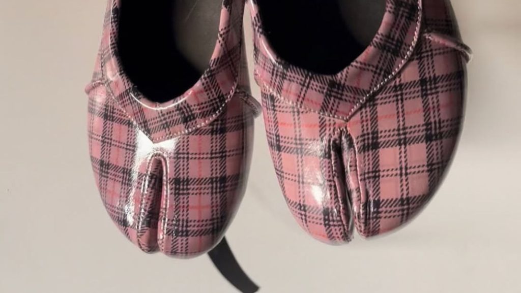 Zapatos Tabi en Chile, rosados marca Gho, con cuadrillé. Imagen de Gho. Permiso de uso entregado por la diseñadora.