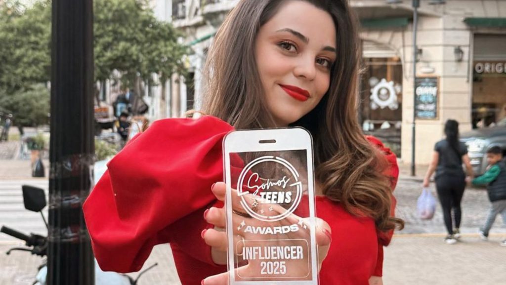 Kiki Proust con su premio Somos Teens Awards. Imagen cedida en comunicado de prensa.