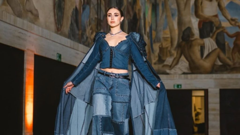 Imagen de la Concepción Fashion Week 2024, diseños Mel Upcycling quien realizará taller de customizado. Imagen del Instagram @mel_upcycling. Permiso de uso entregado por la diseñadora.