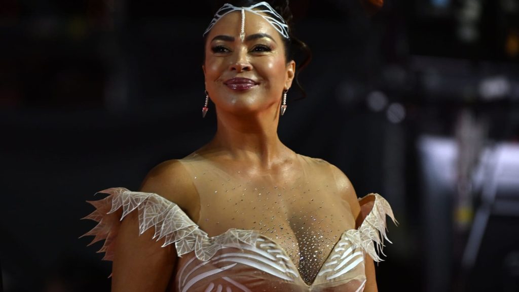 Marlene Olivari vistiendo diseño de Javiera Kirmayr en Gala de Viña del Mar, viernes 20 de febrero. Imagen cedida por prensa de la diseñadora.