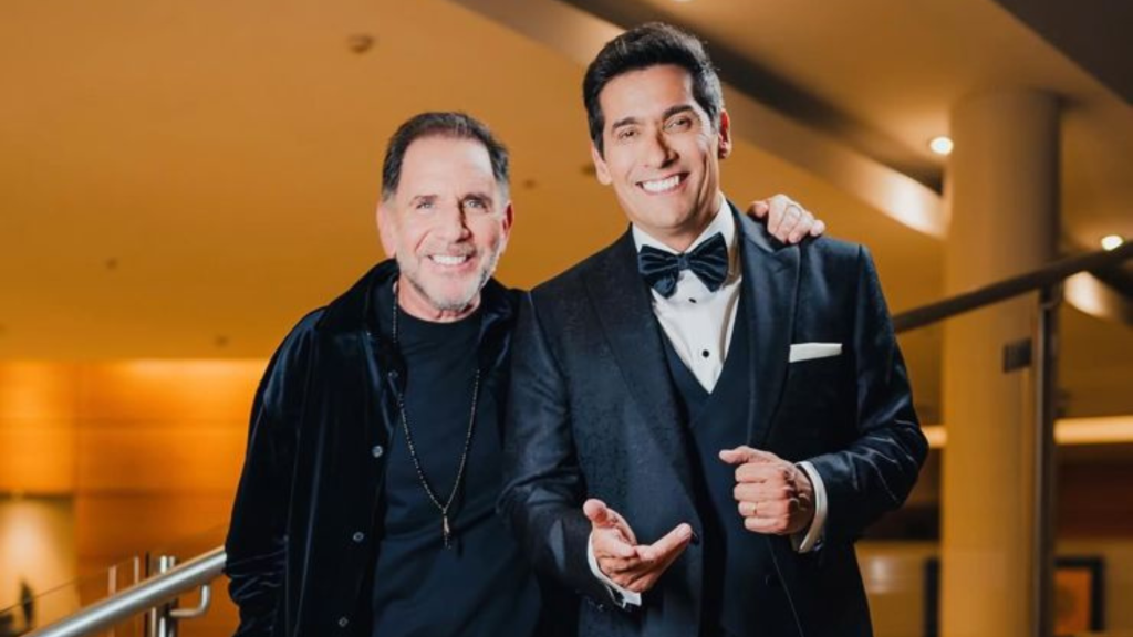 Sergio Arias junto a Rafael Araneda en traje negro formal durante las actividades del Festival de Viña. Fotografia de @Sergioariasmarchant