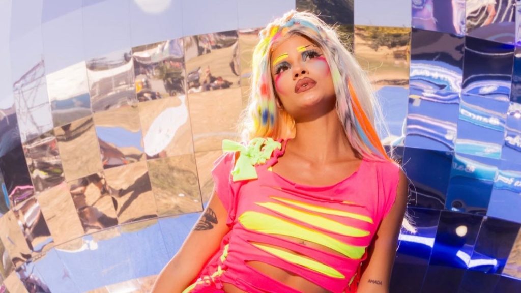 Influencer chilena Turbangirl con diseño y styling de Nan en Lollapalooza Chile 2026 con look neón inspirado en estética festivalera. Fotografia cedida por influencer @turbangirll