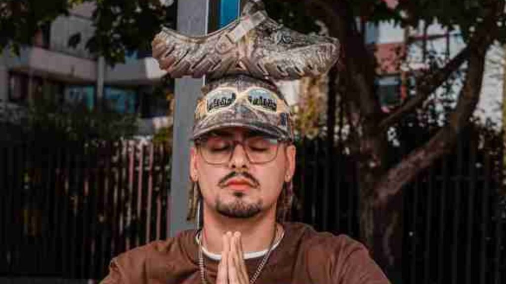 DrefQuila en campaña de Crocs Chile usando gorra y zueco Crocs personalizado sobre la cabeza