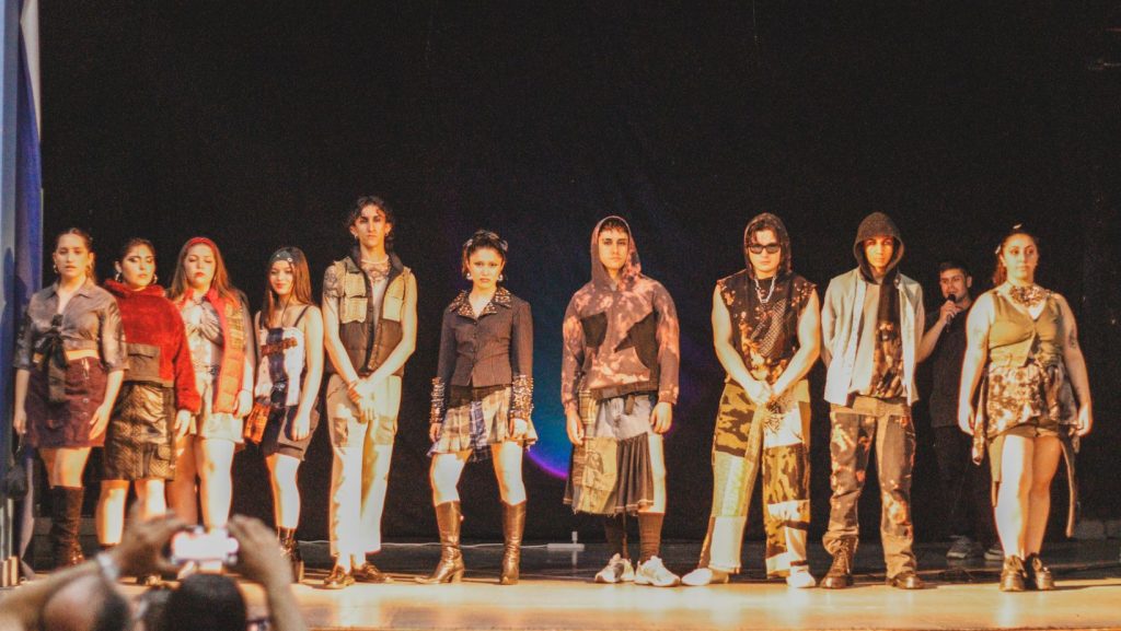 Desfile Club de Moda 2025, modelos sobre el escenario. Imagen cedida por la organización.