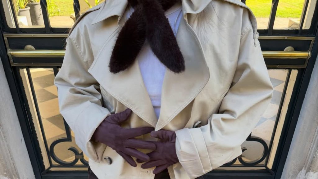 Trench Coat corto, tendencia otoño 2026. imagen de la influencer chilena Keiko Tanida.