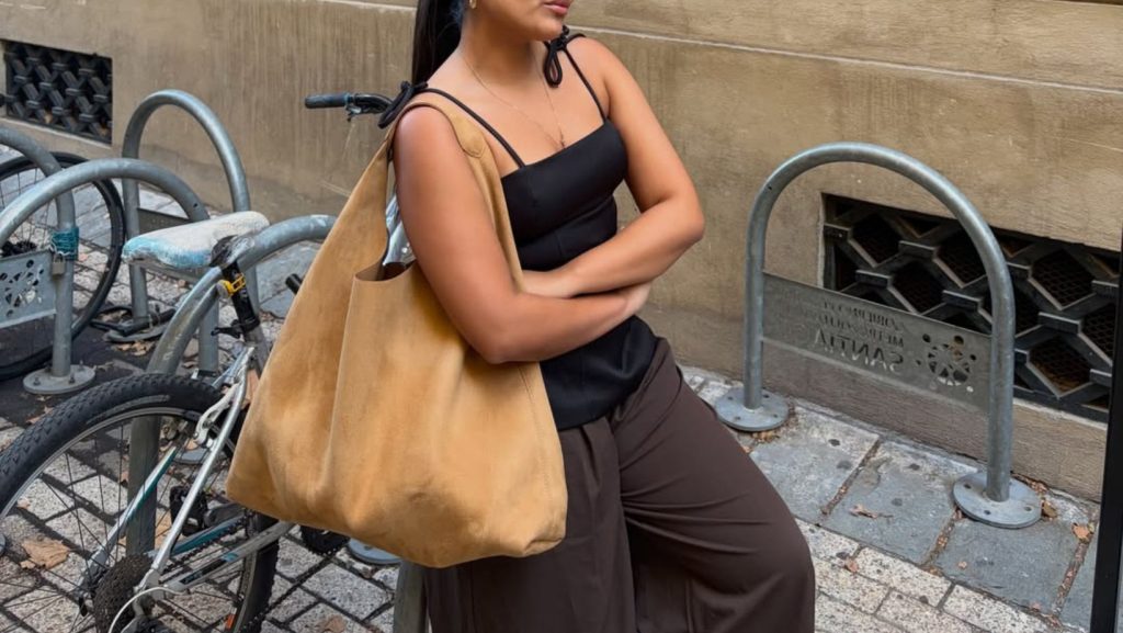 Imagen de influencer chilena Gabi Cuiza con bolso grande. Imagen cedida por la influencer.