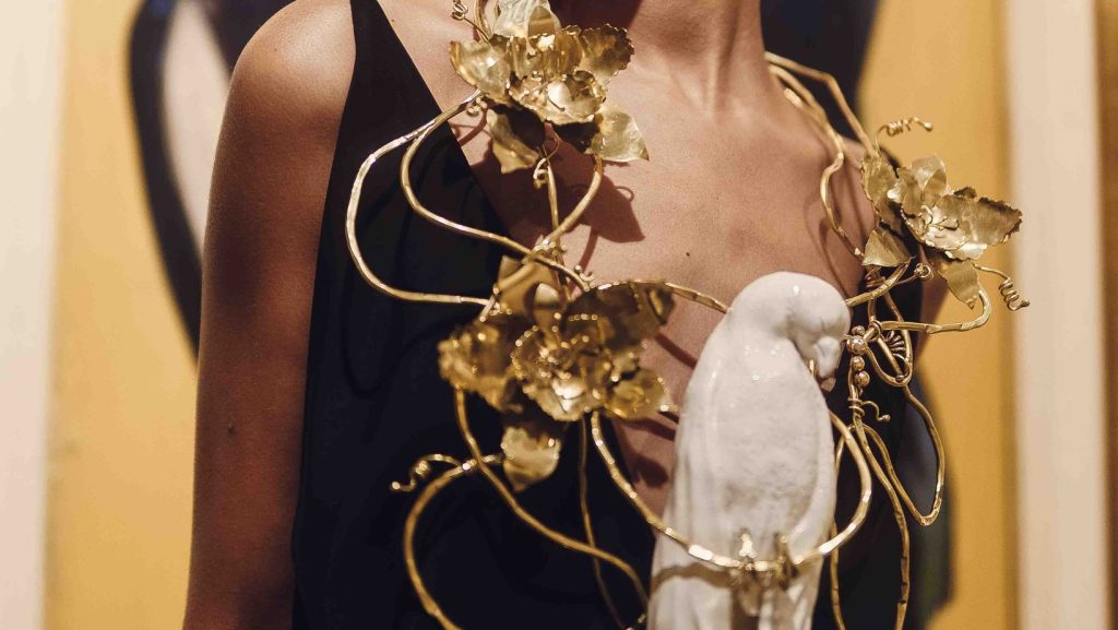 Joyas de la colección "La Liberté" de la marca chilena Piece of Arte, presentada en el Museo Ralli. Imagen cedida por el diseñador Esteban Arteaga.