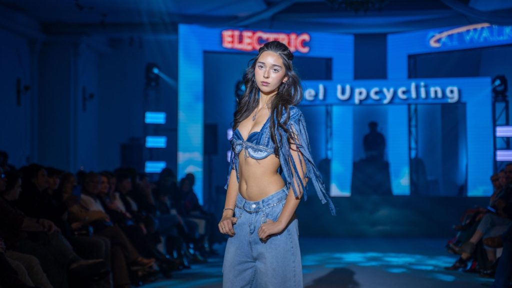 Diseño de Mel Upcycling en desfile. Imagen cedida por la diseñadora.