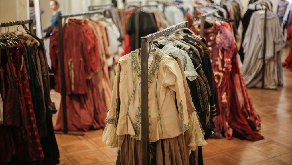 Eventos de moda chilena este fin de semana. Imagen oficial de la venta de ropa del Teatro municipal De Santiago. Imagen del sitio web oficial.