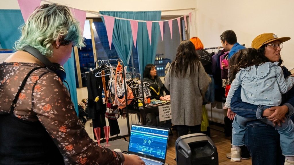 Evento Prisma Showroom 2025, con DJ y gente vitrineando. Imagen cedida por la organización.