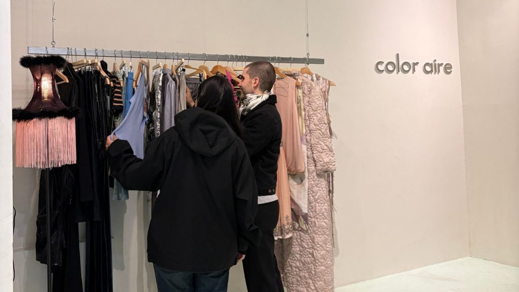 Equipo de Rosalía en Color aire, tienda de diseño chileno. Imagen cedida por Sol, fundadora de la tienda.