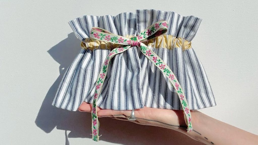Cuello desmontable por LUPERCA, marca de upcycling chilena. Imagen del Instagram oficial de la marca.