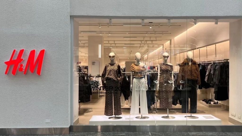 Fachada de tienda H&M en Chile.