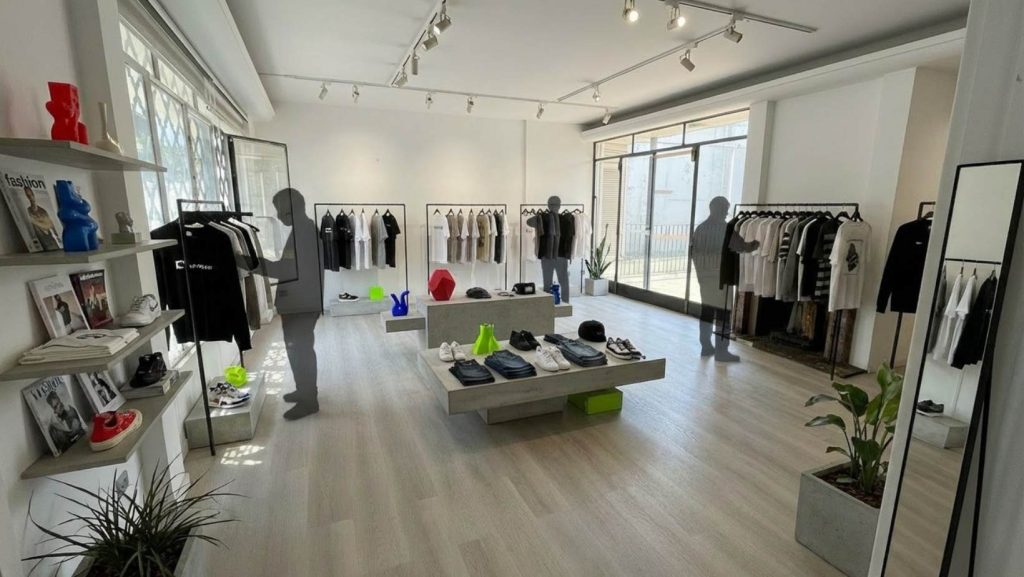 Tienda Noname Gallery por dentro. Imagen generada con Gemini.
