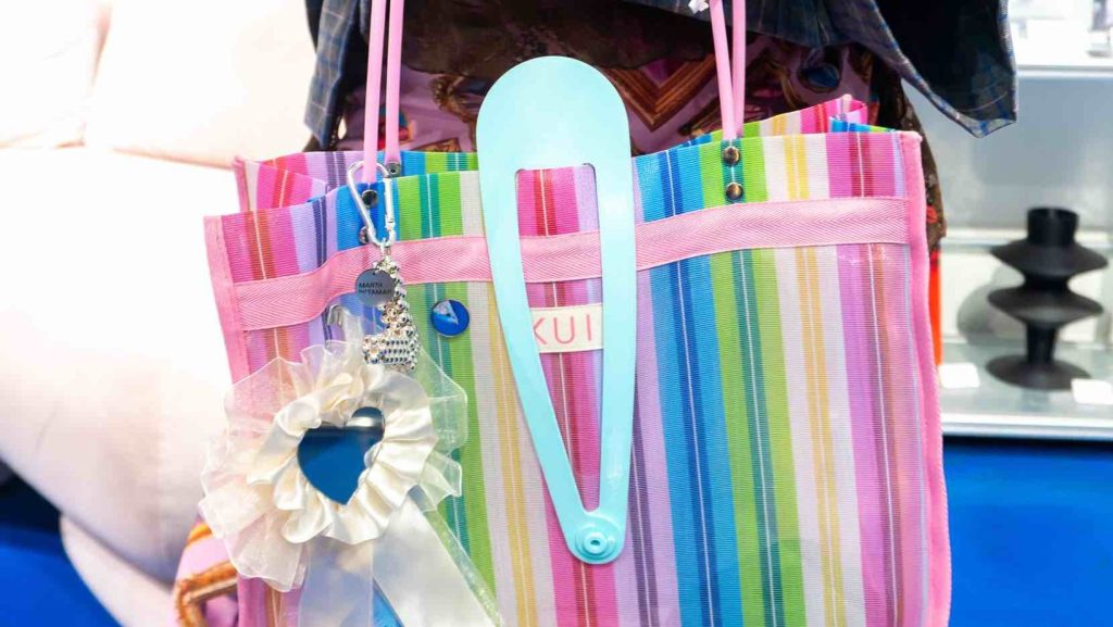 Maxi pinche en bolso como accesorio. Imagen de Valentina Leiva.