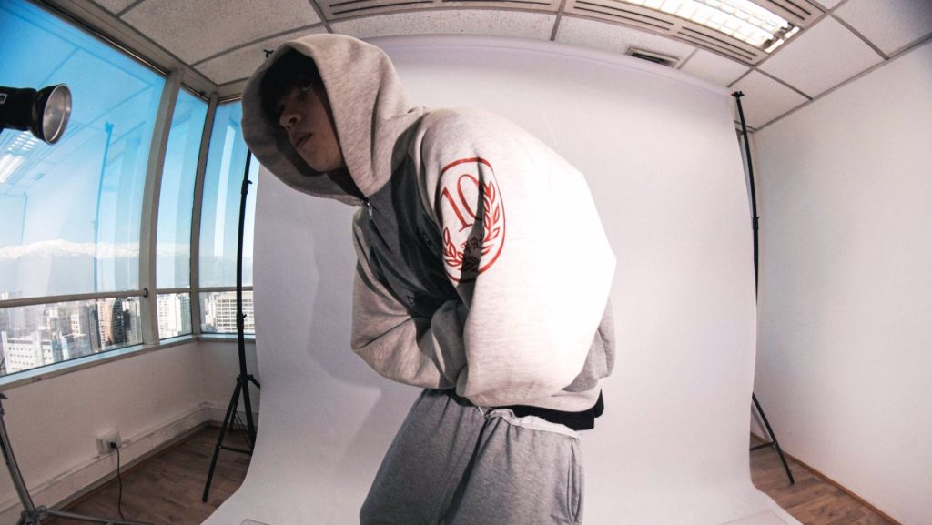 Modelo que lleva un polerón gris de la última colección de IKIGAI. Se ve impreso en rojo 10 yenes japoneses. Imagen cedida por la marca.