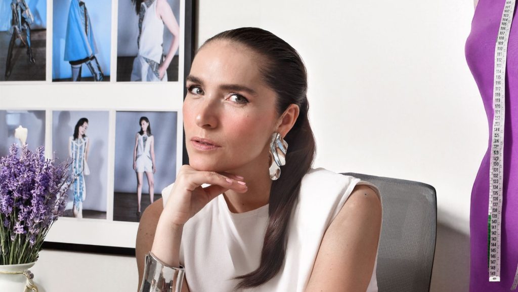 María Pía Cornejo en su taller de confección. imagen entregada en kit de prensa.