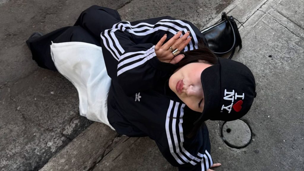 Influencer Carla Castro usando el estilo Sporty Chic en Chile. Imagen cedida por la creadora de contenido.