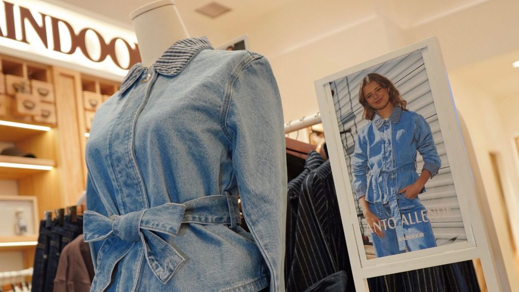 Chaqueta en jeans claro de la colección Anto Allende x Raindoor. Imagen cedida por prensa.
