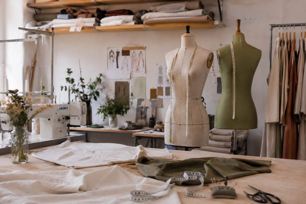 Imagen referencial a taller de moda circular. Creada con ChatGPT Pro el 2 de agosto del 2026 por Francisca Ruiz, fundadora de Blog de Cero.