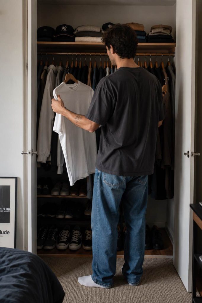 Imagen referencial de hombre eligiendo ropa en su clóset. Creada con ChatGPT Pro el 2 de agosto del 2026 por Francisca Ruiz, fundadora de Blog de Cero.