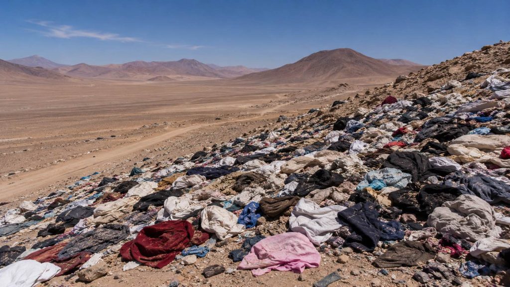Imagen referencial a residuos textiles en desierto de Atacama. Creada con ChatGPT Pro el 2 de agosto del 2026 por Francisca Ruiz, fundadora de Blog de Cero.